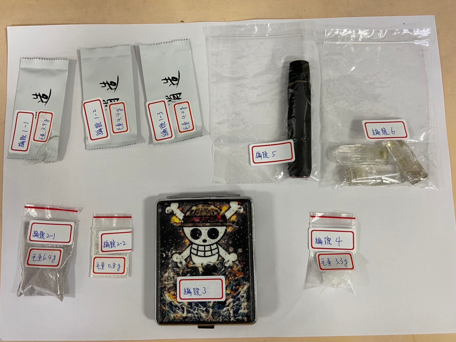 ▲警方於吳嫌車內扣得二級毒品咖啡包、第三級毒品K他命及俗稱殭屍菸彈（依托咪酯）電子菸彈。（圖／記者陳彥霖翻攝）