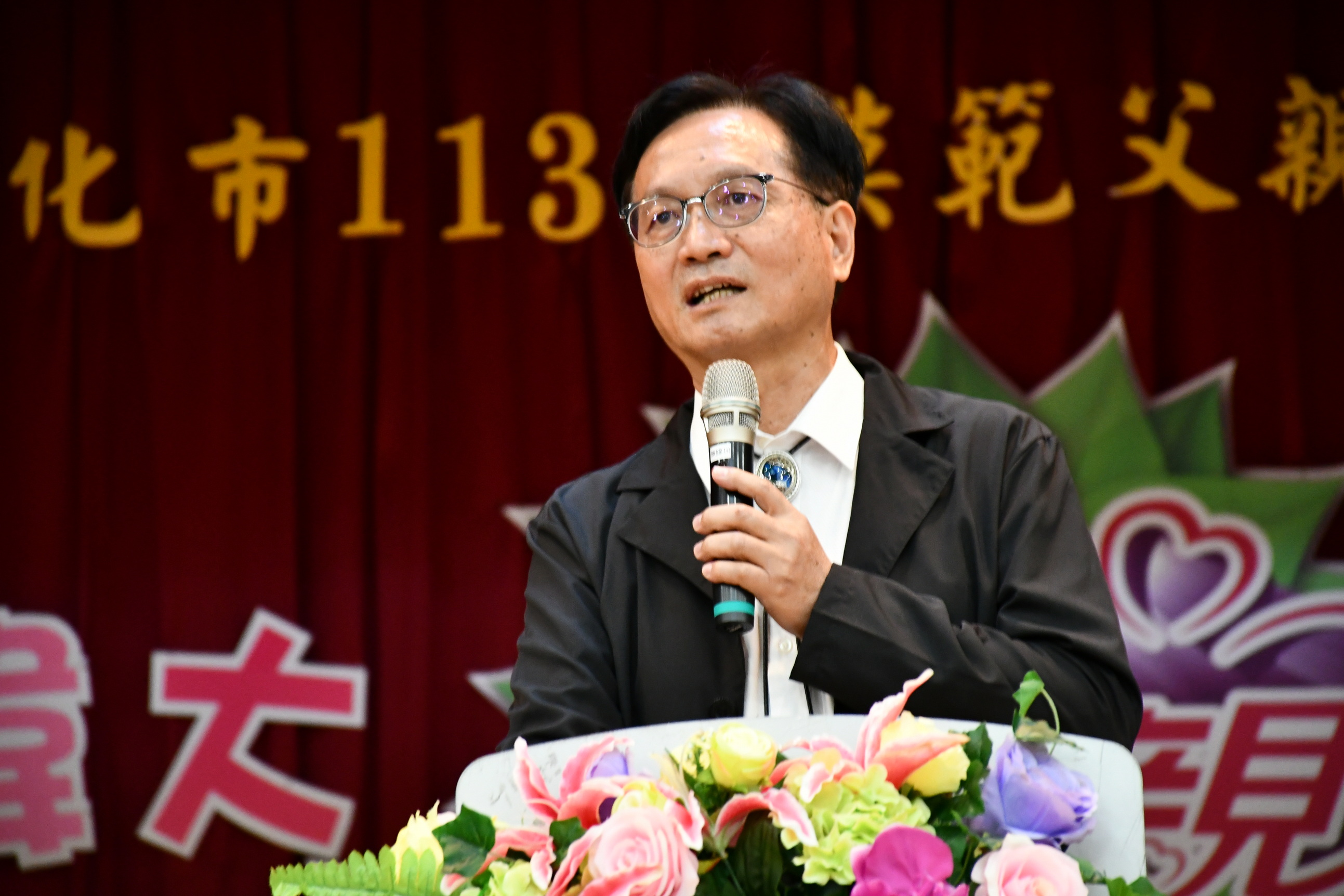▲彰化市113年模範父親表揚大會,市長林世賢強調「及時行孝」的重要性。(記者張溎壕攝)