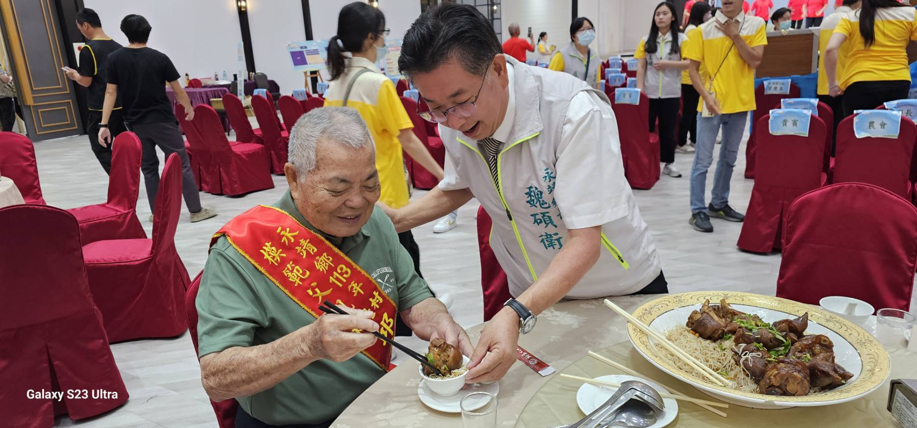 ▲永靖鄉113年父親節慶祝活動暨特優村長及績優民政人員、112年度績優調解委員表揚，鄉長魏碩衛表彰他們無私的付出與奉獻。（記者張溎壕攝）