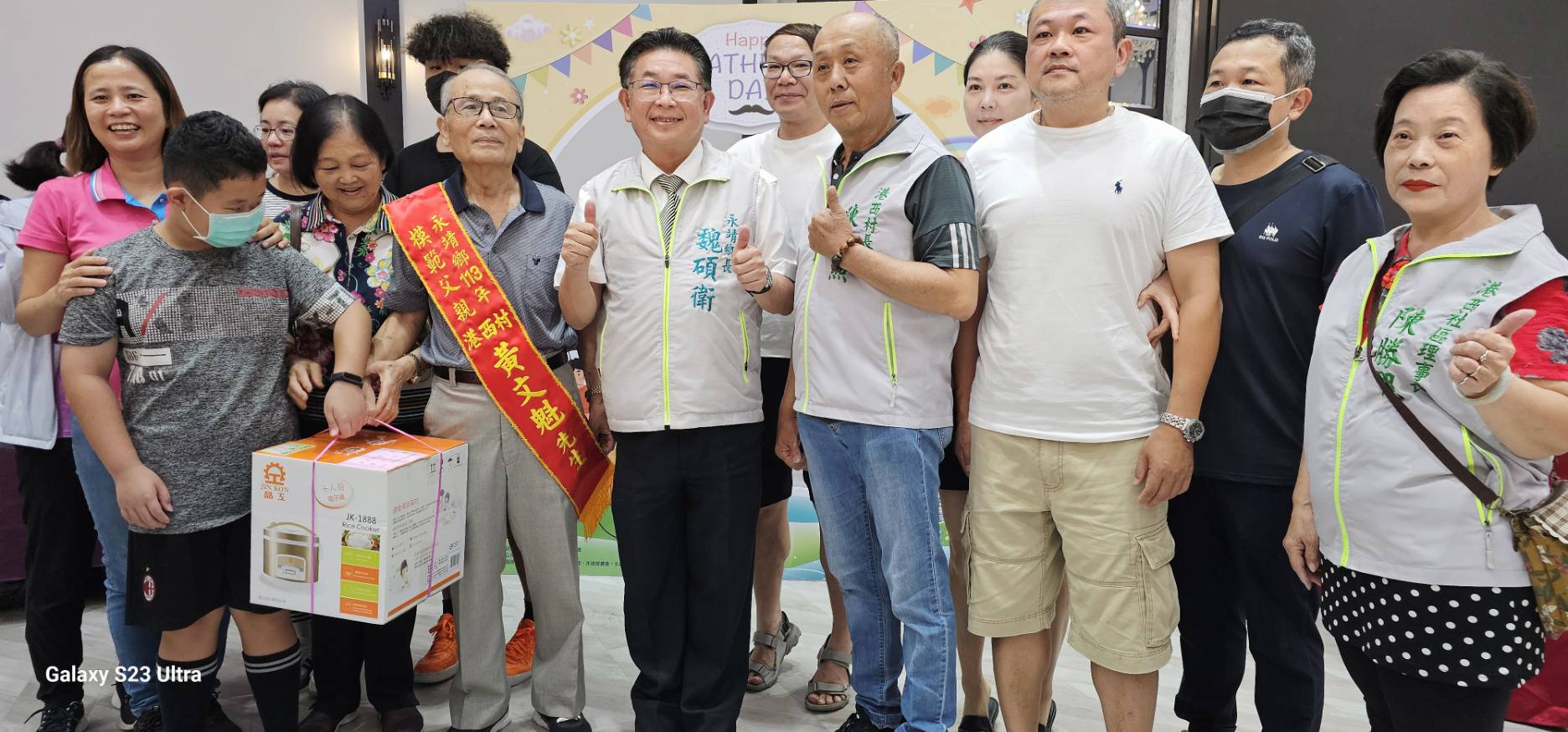▲永靖鄉113年父親節慶祝活動暨特優村長及績優民政人員、112年度績優調解委員表揚，鄉長魏碩衛表彰他們無私的付出與奉獻。（記者張溎壕攝）