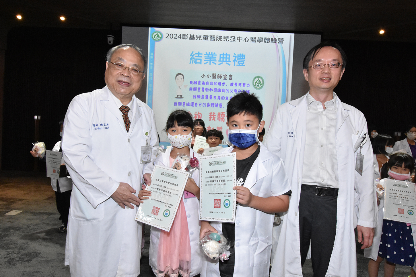 ▲小朋友在白袍伴飛、克服恐懼之中,開心通過闖關體驗,獲頒結業證書。(記者張溎壕攝)