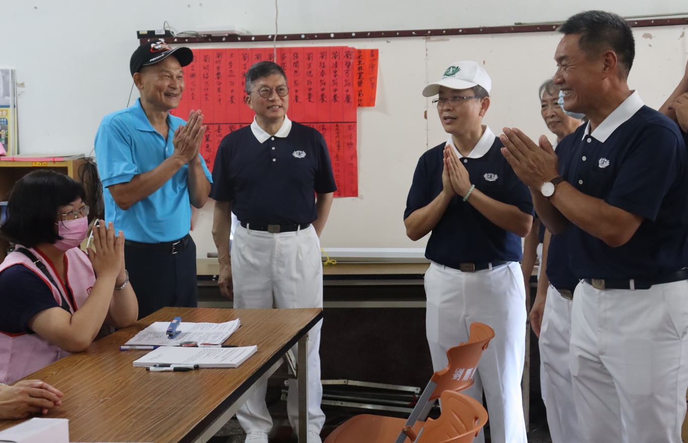 岡山區公所公務人員協助民眾辦理補助申請,慈濟志工也上前致意,公私協力幫助鄉親恢復生活起居。