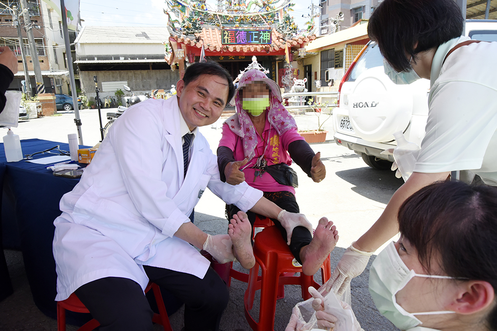 醫療團隊為阿嬤清創、上藥、包紮,阿嬤開心地頻頻豎起大拇指比讚。