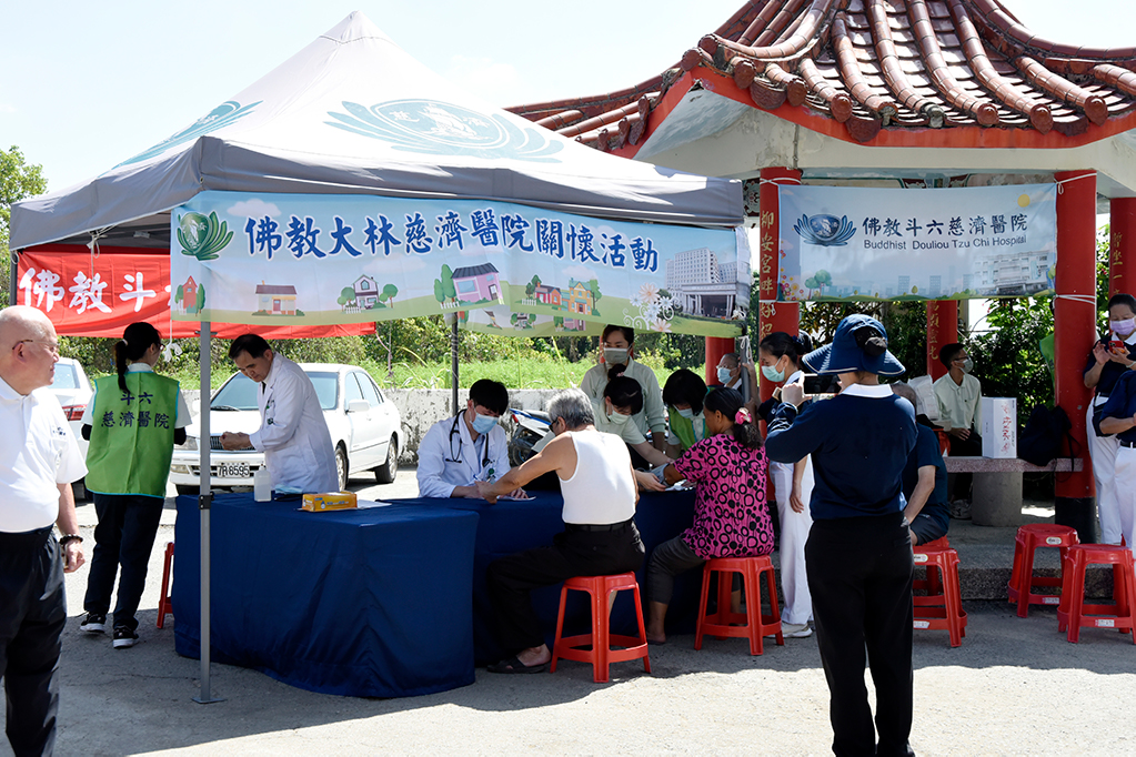 大林、斗六慈濟醫院的醫療團隊在凱米颱風過後,前往受災嚴重的嘉義縣水上鄉美上美柳安宮前進行義診。