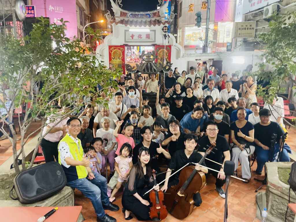 ▲今年適逢開化寺建寺300年,彰化市公所特別規劃了一系列慶祝活動,其中,8月3日舉辦的「開化瓊音」古蹟寺廟音樂會,吸引了許多民眾前來聆聽,現場人潮眾多,熱鬧非凡。(彰化市公所提供)