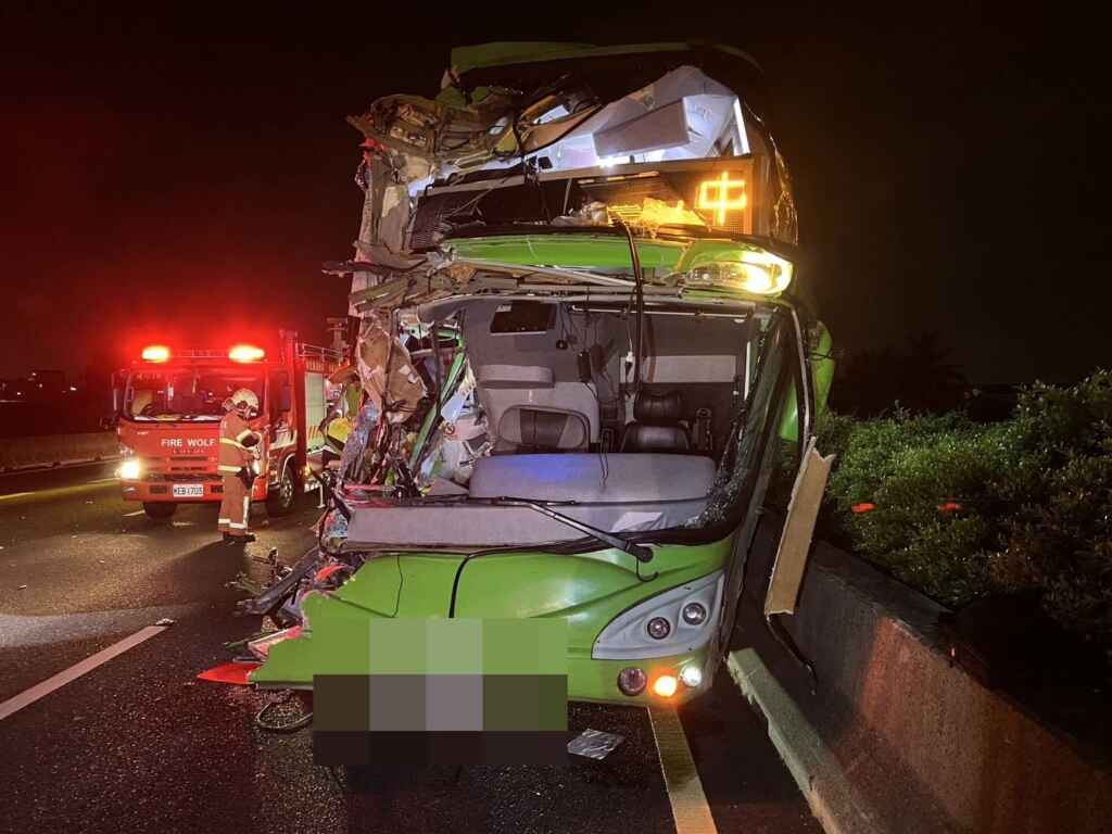 ▲國道一號北向202.8公里(彰化路段)發生一起嚴重的3車連環撞事故,造成營業大客車乘客7人受傷,緊急送醫救治,詳細肇事經過及肇因尚待國道警察進一步調查釐清。(民眾提供)
