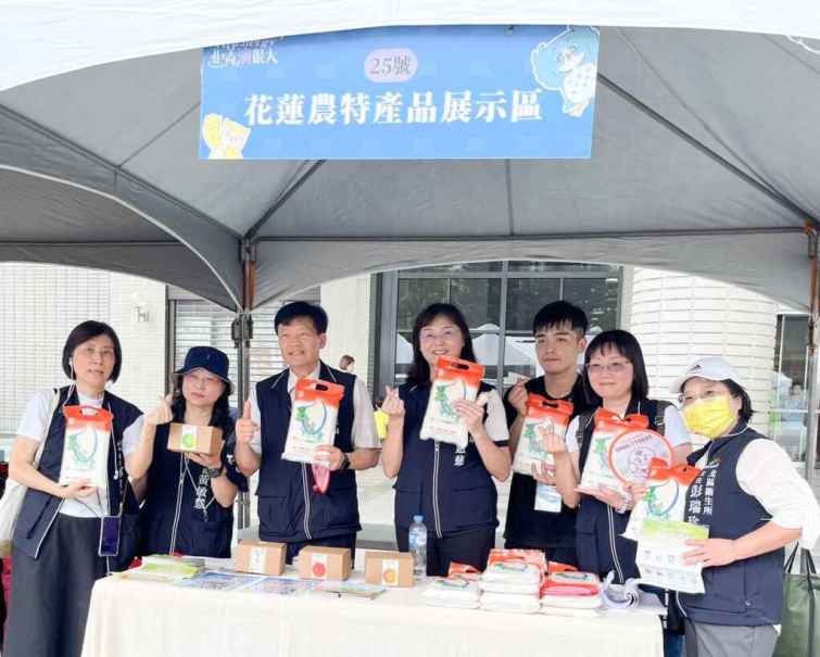 ▲現場活動衛生局長曾梓展(左3)，號召民眾賑助花蓮農特產品。（記者廖妙茜拍攝）