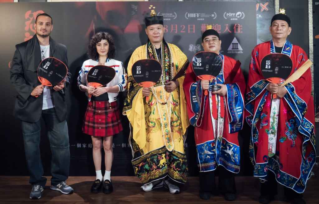 ▲何超儀新片《怨泊》安排在鬼門開週末檔期上映,邀請許白龍臥雲道長團隊現場祈福。(852Films提供)