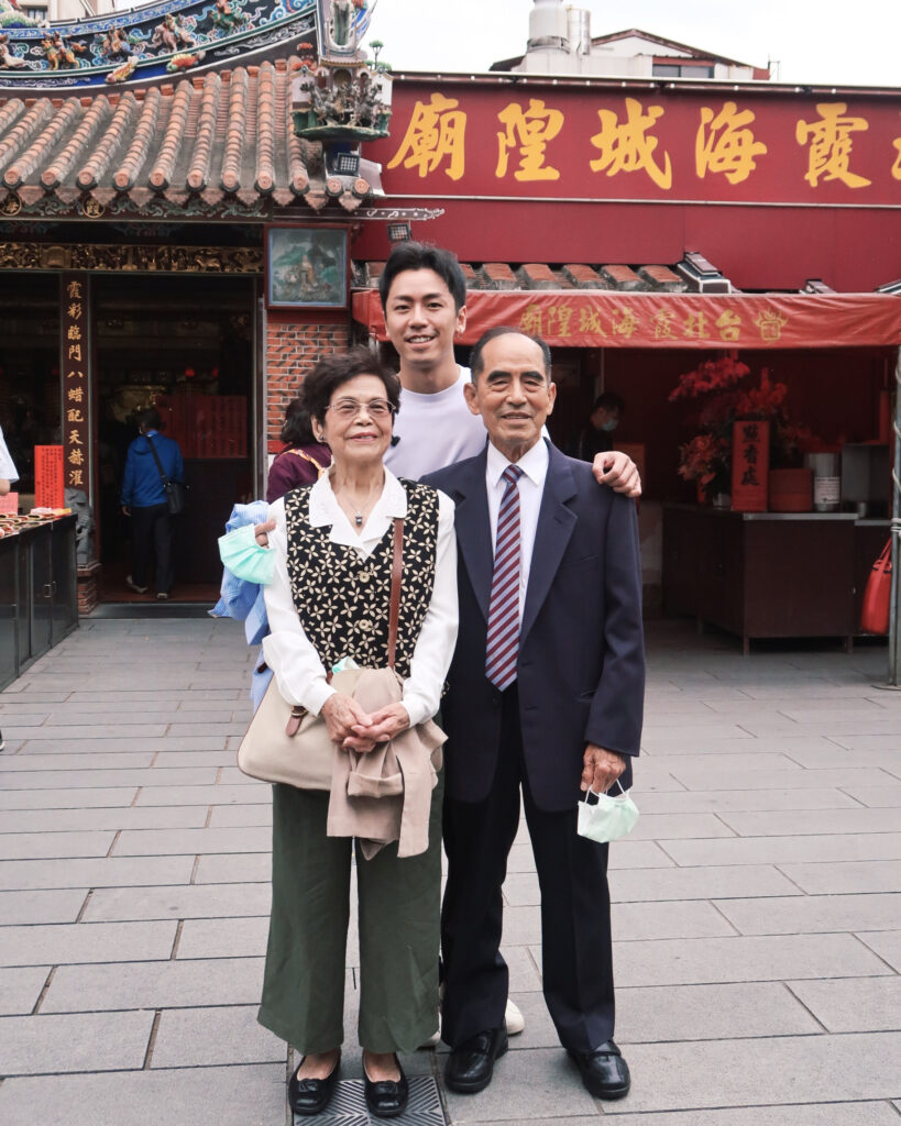 萬秀祖孫於臺北霞海城隍廟合影