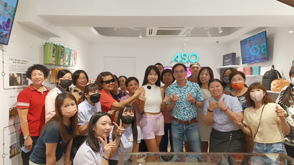 A.S.O(阿瘦)品牌營運長陳鴻翔 邀請小嫻與顧客一同體驗屏東店新風貌。