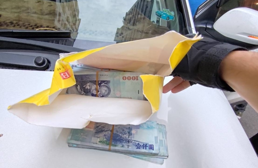 ▲圖說:蕭女拍下百萬現金照片取信詐騙集團,再釣出詐騙面交成員 (圖/台中市政府 提供)