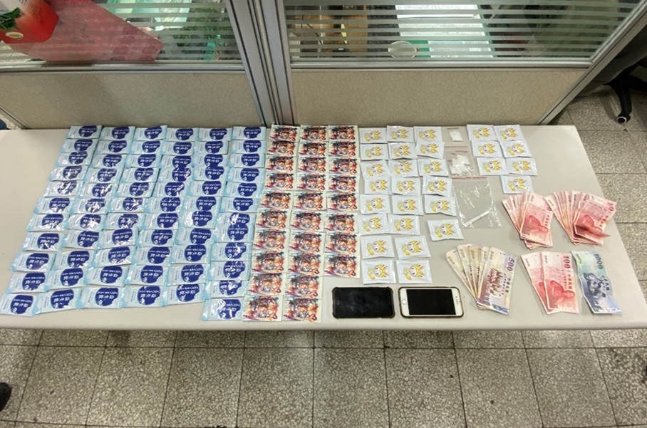 ▲圖說:警方現場查扣毒品咖啡包124包、愷他命5包、現金及手機等證物 (圖/台中市政府 提供)