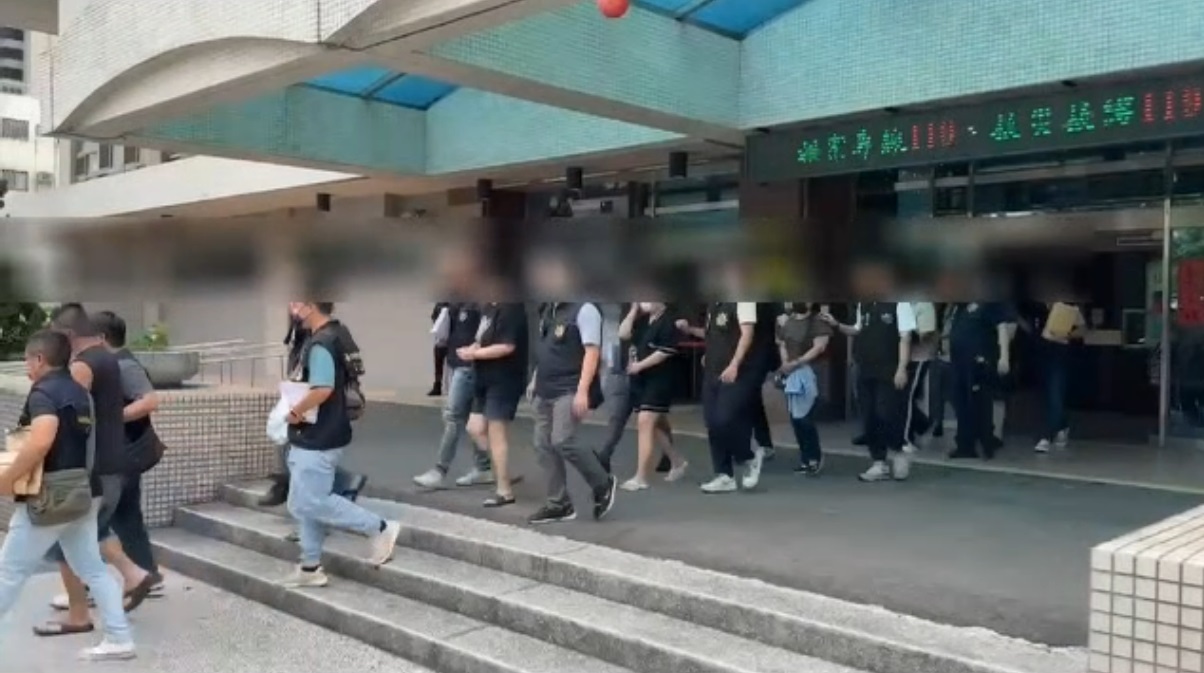 ▲圖說：警方持搜索票兵分多路前往查緝，共計拘提詐欺集團成員12人          （圖／台中市政府 提供）
