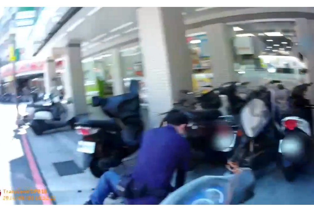 中和警不畏高溫豔陽 跪地CPR與死神搶命 241 248240804a01