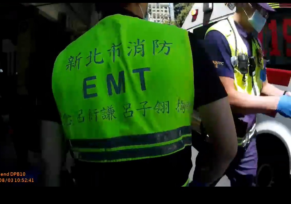 中和警不畏高溫豔陽 跪地CPR與死神搶命 242 248240804a02