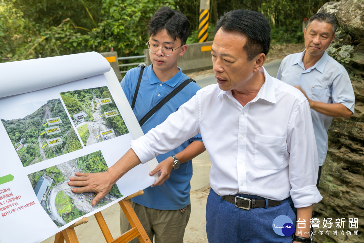 嘉義縣長翁章梁前往梅山鄉縣道166線76.5K勘災/嘉義縣府提供