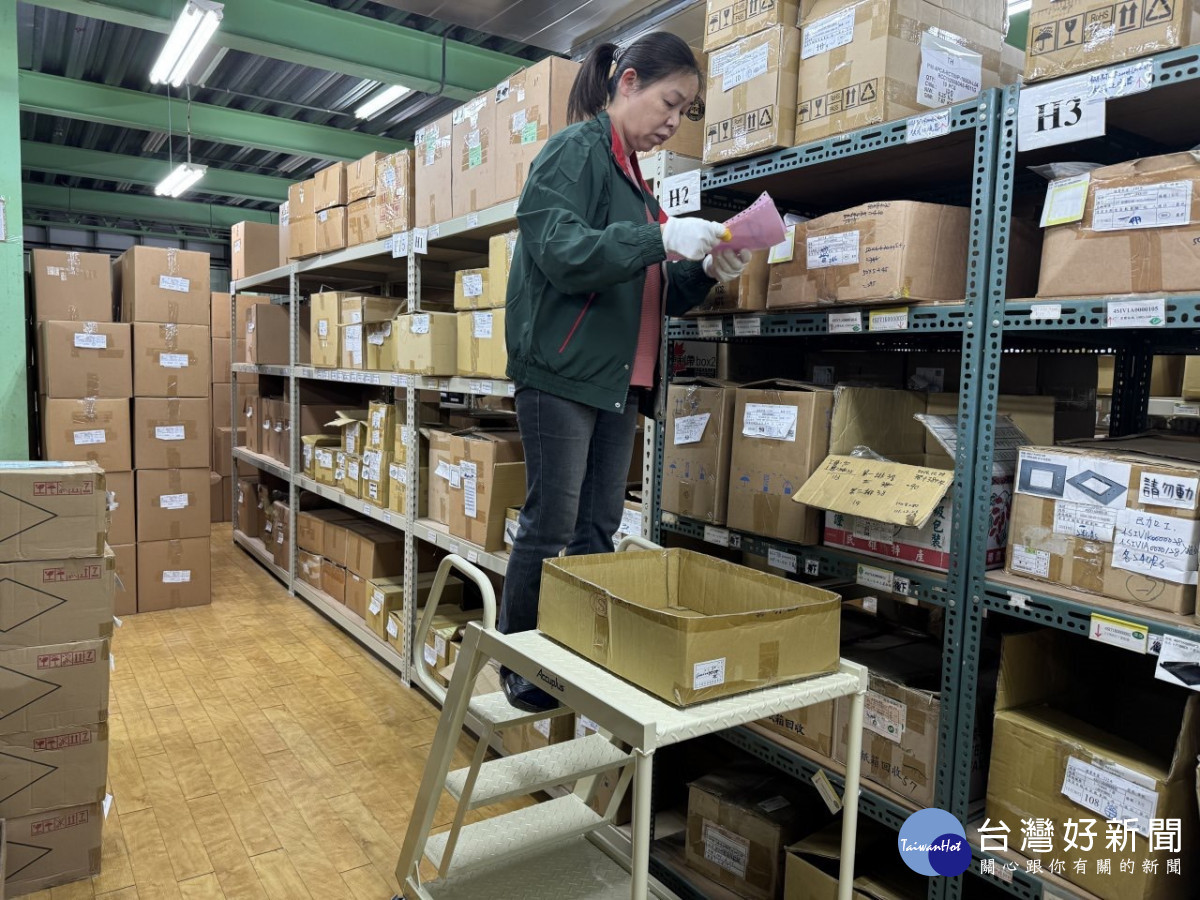 桃分署協助泓格科技股份有限公司導入職務再設計,使用撿料車進行撿料,減輕中高齡員工負重壓力、續留職場。