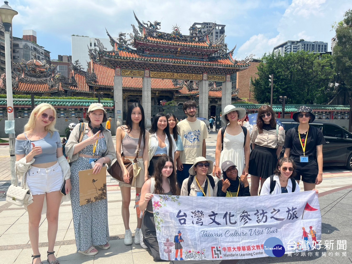 法國大學生參加中原大學「華語與文化遊學團」,參訪龍山寺,體驗台灣文化。