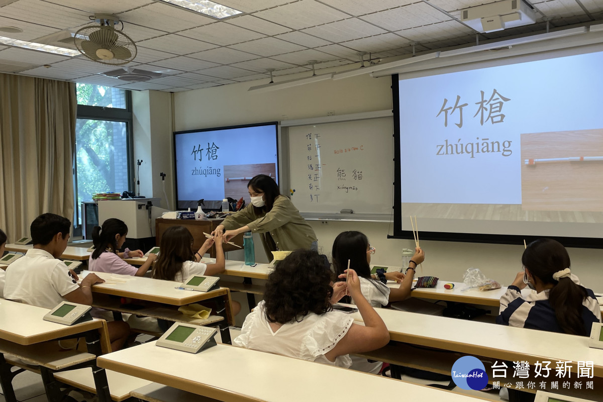 中原大學華語中心為墨西哥遊學團安排文化手作課程,圖為竹槍製作上課情形。