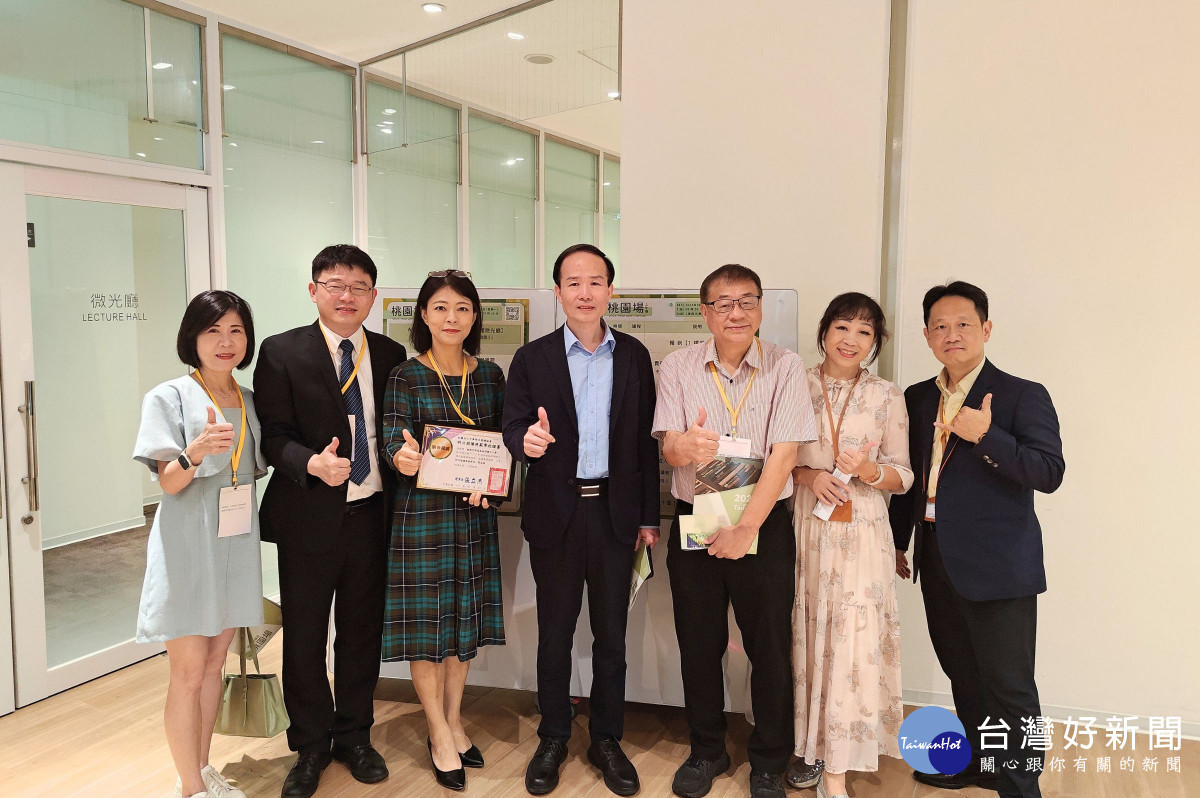 桃園市政府教育局劉仲成局長(中)、國立中央大學網路與學習科技研究所陳德懷國家講座教授(右三)及桃園市立圖書館施照輝館長(右一)與桃園市推動明日閱讀學校校長合影。