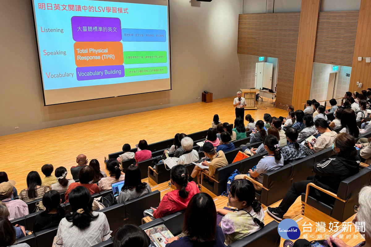 國立中央大學學習與教學研究所暨中華明日閱讀協會理事長張立杰教授,同時也是明日英文閱讀計畫主持人,在活動現場分享明日英文閱讀推動實務經驗。