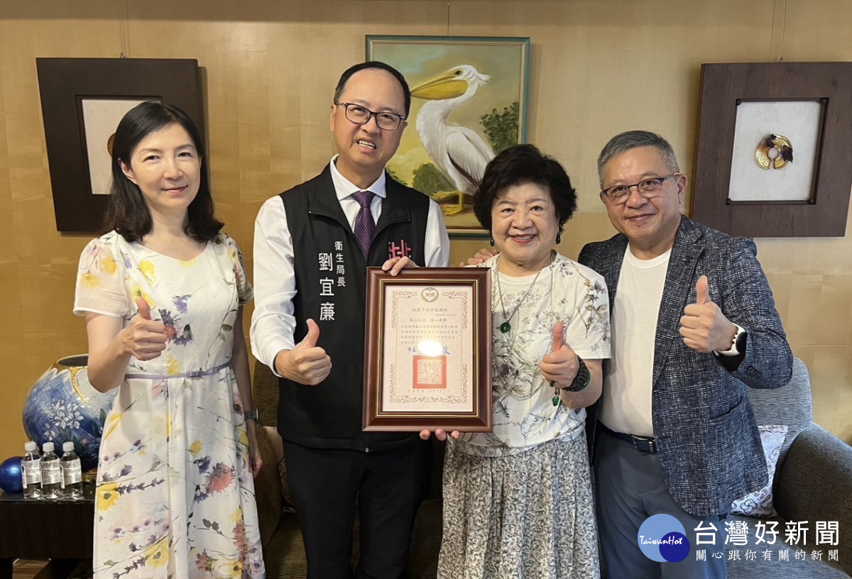 富享建設捐贈100萬元，桃園市政府衛生局長劉宜廉代表張善政市長致贈感謝狀。