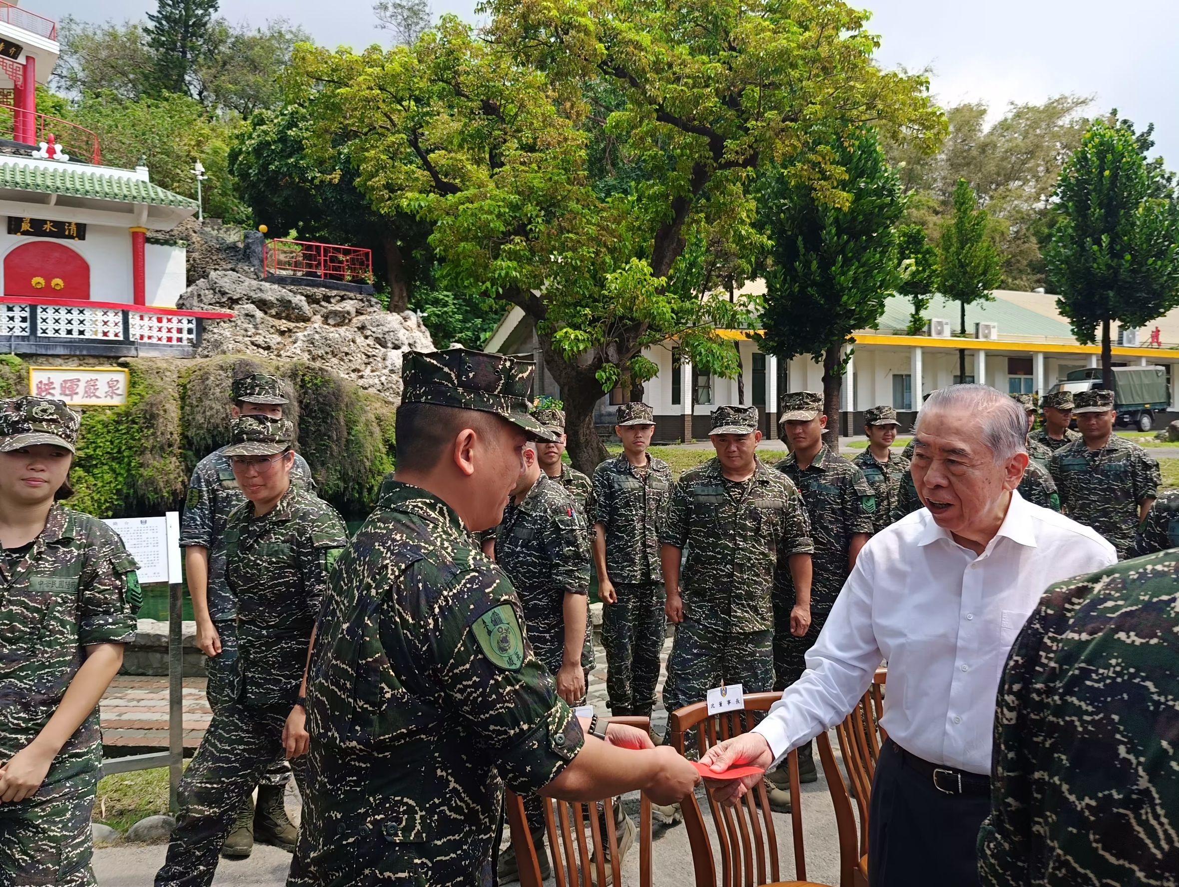 國軍全力投入凱米颱風救災,軍人之友社榮譽理事長李棟樑今慰勉南部駐軍感謝官兵辛勞。王烱華攝
