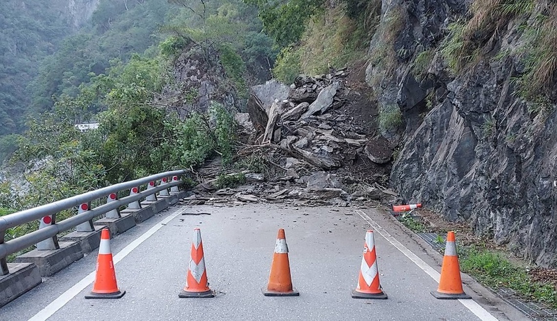 台東縣海端鄉新武路段發生邊坡坍方  道路阻斷