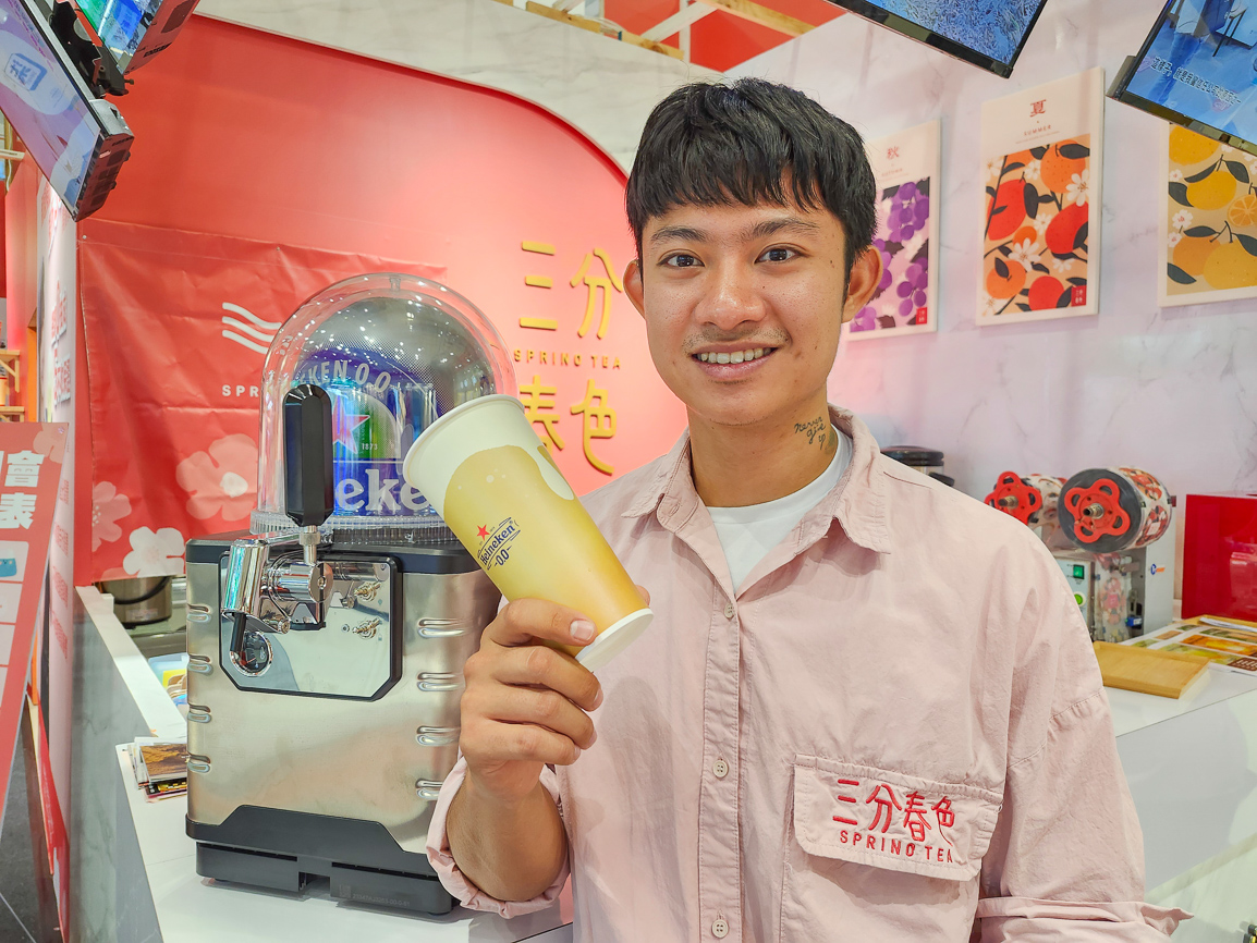 ▲南部起家的手搖飲品牌「三分春色」,就跟知名廠商海尼根聯名推出無酒精茶飲。(圖/連鎖加盟展提供)