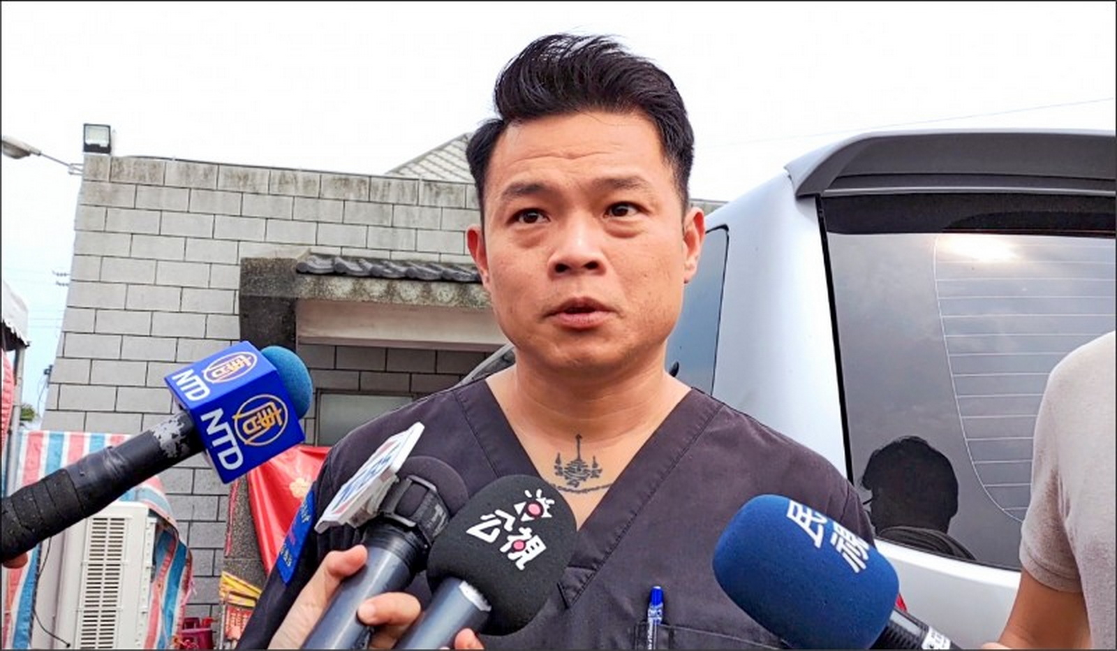 ▲前76行者前召集人陳修將，2021年打死女友被判刑10年10月定讞，卻棄保潛逃，高檢署公布通緝照片與現況差很大。（記者張溎壕翻攝）