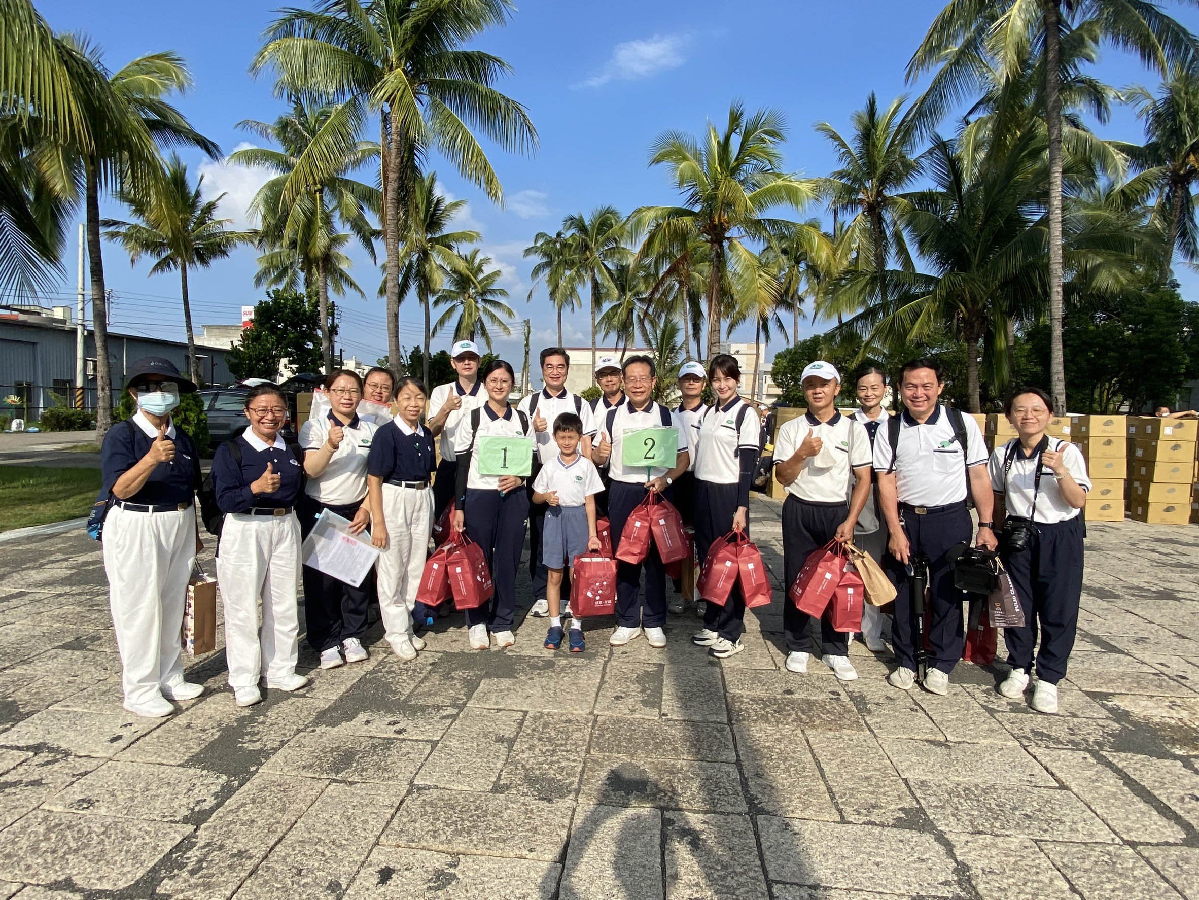 臺南慈濟高中姚智化校長帶著12位師長及學生把握因緣參加新營地區的安心家訪。