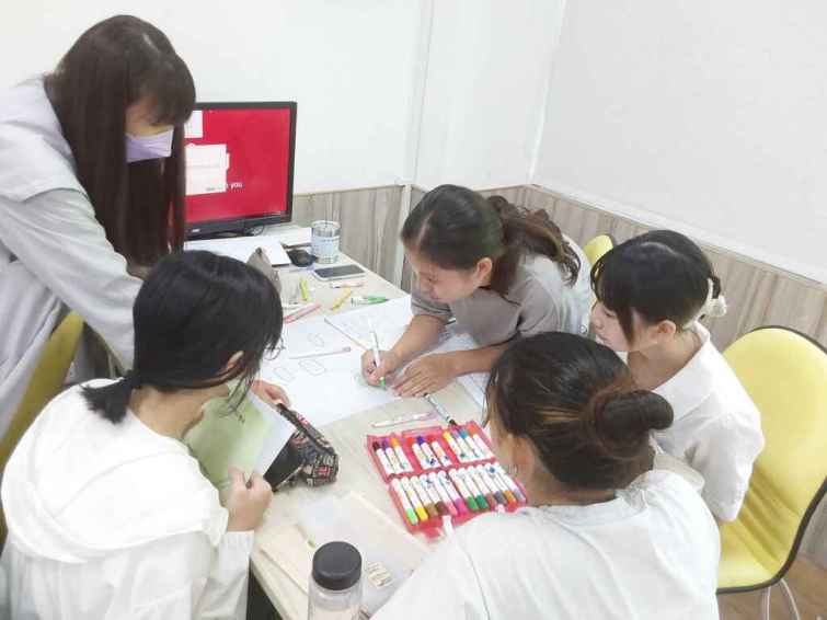▲大葉大學外語學院李美麗副院長結合心智圖幫助學生學習日語。（大葉大學提供）