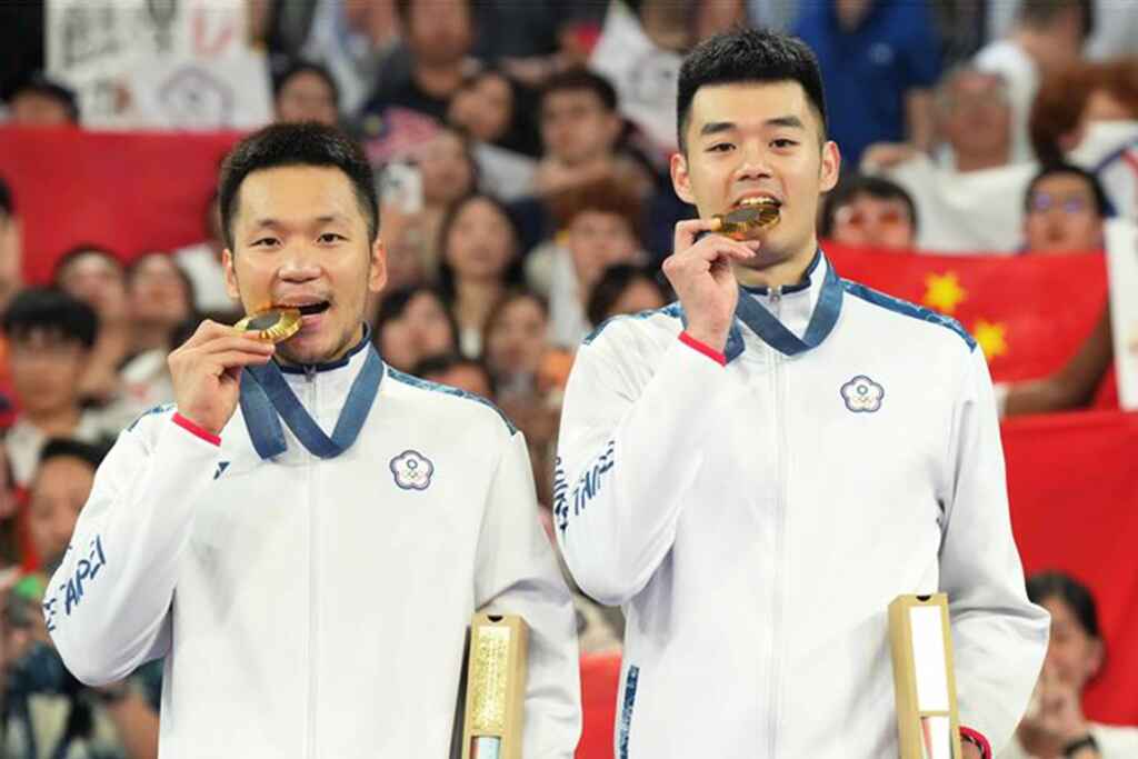 ▲台灣羽球黃金男雙「麟洋配」李洋、王齊麟4日在男雙決賽與中國頭號種子梁偉鏗、王昶強相遇,經歷三回合大戰以總局數2:1勝出,衛冕金牌創造歷史。(中華奧會提供)