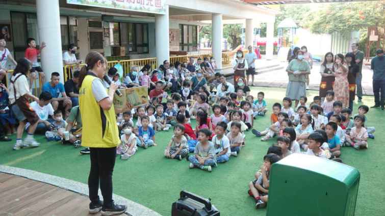 ▲彰化郵局行銷科魏羢鋗為平和非營利幼兒園小朋友們說繪本故事。（記者林明佑攝）