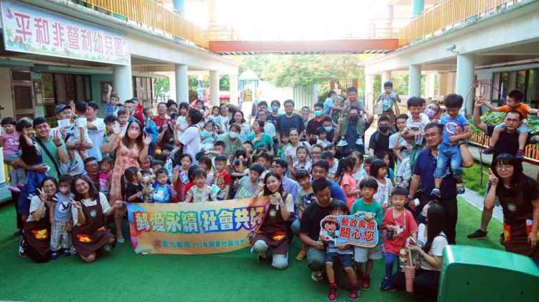 ▲彰化郵局在平和非營利幼兒園舉辦「父親節明信片書寫活動」，展現郵政貼心服務、溫暖的形象，一同共度別具意義又溫馨的父親節。（記者林明佑攝）