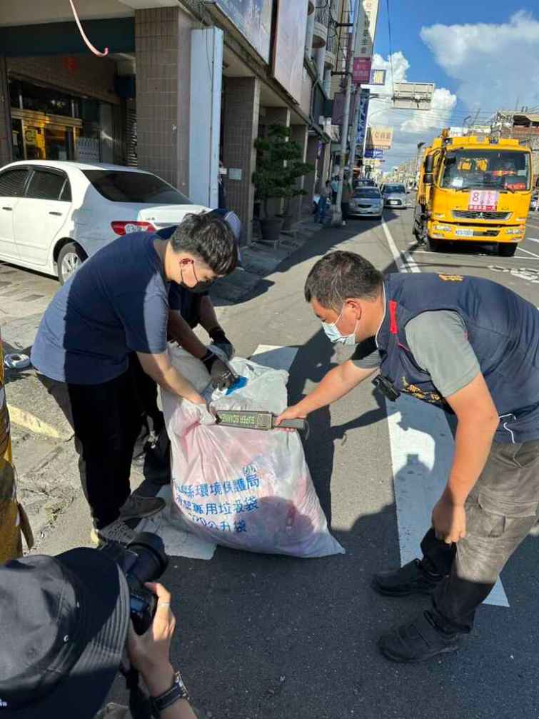 ▲清潔隊動用「金屬探測器」檢查垃圾是否確實分類。（彰化縣環保局提供）