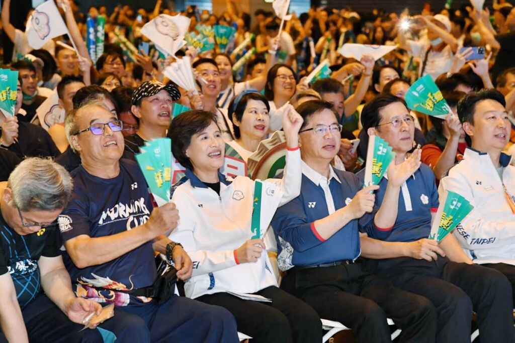 ▲行政院副院長鄭麗君特別前往臺北車站一樓大廳觀看直播賽事,與現場近3千名熱情球迷一起為「麟洋配」應援加油。(新傳處提供)