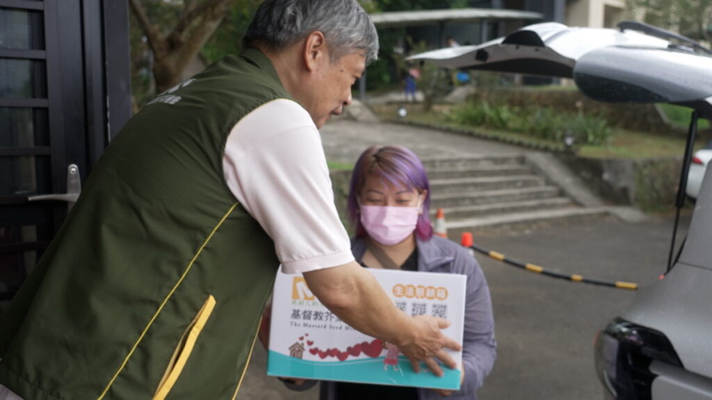 透過「雅惠和安安」社區助人志工,即時協助脆弱家庭的需要,圖為許先生參與困難家庭