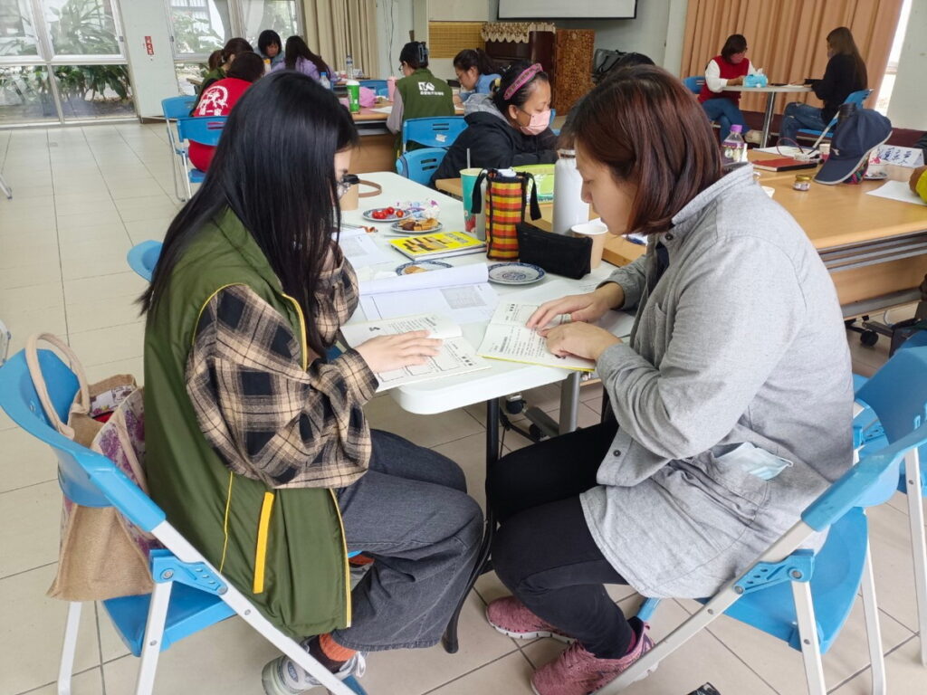 透過專業課程,培力「雅惠和安安」社區助人志工團隊學習家庭訪視。(芥菜種會提供)