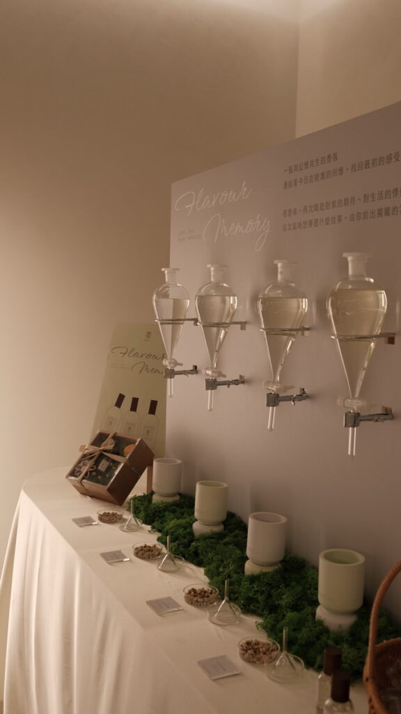 來自台灣原創香氛品牌 It’s Saturday,最新推出台灣首創「婚禮調香 BAR」活動,讓準新人及與會親友以簡單明瞭、不失美感的方式輕鬆調配出專屬香氣