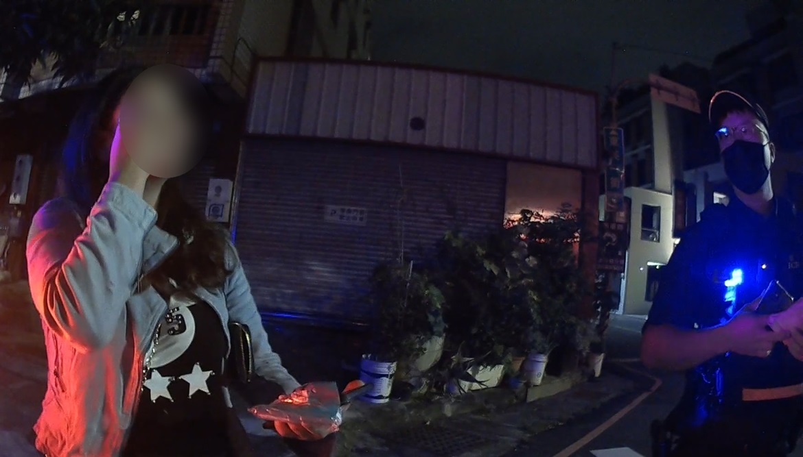 ▲圖說：員警在深夜中守護失憶王女，直到其家人前來接回 （圖／台中市政府 提供）