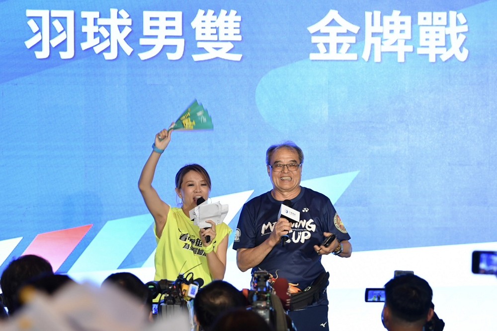 「麟洋配」連2屆奧運金牌連霸 鄭麗君與王齊麟父親看直播應援 240 「麟洋配」連2屆奧運金牌連霸 鄭麗君與王齊麟父親看直播應援 239