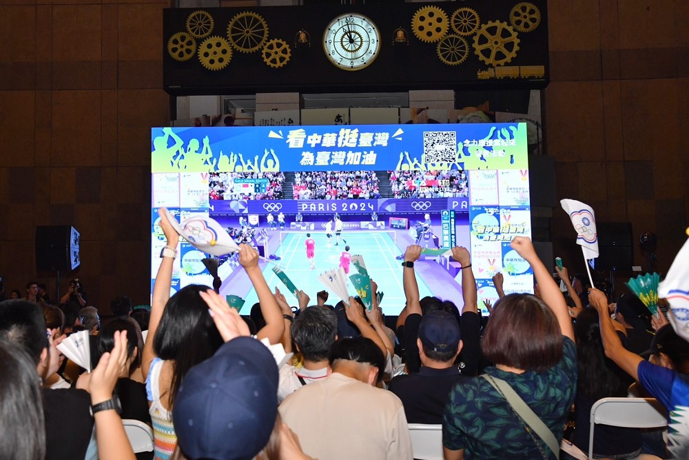 「麟洋配」連2屆奧運金牌連霸 鄭麗君與王齊麟父親看直播應援 242 「麟洋配」連2屆奧運金牌連霸 鄭麗君與王齊麟父親看直播應援 241