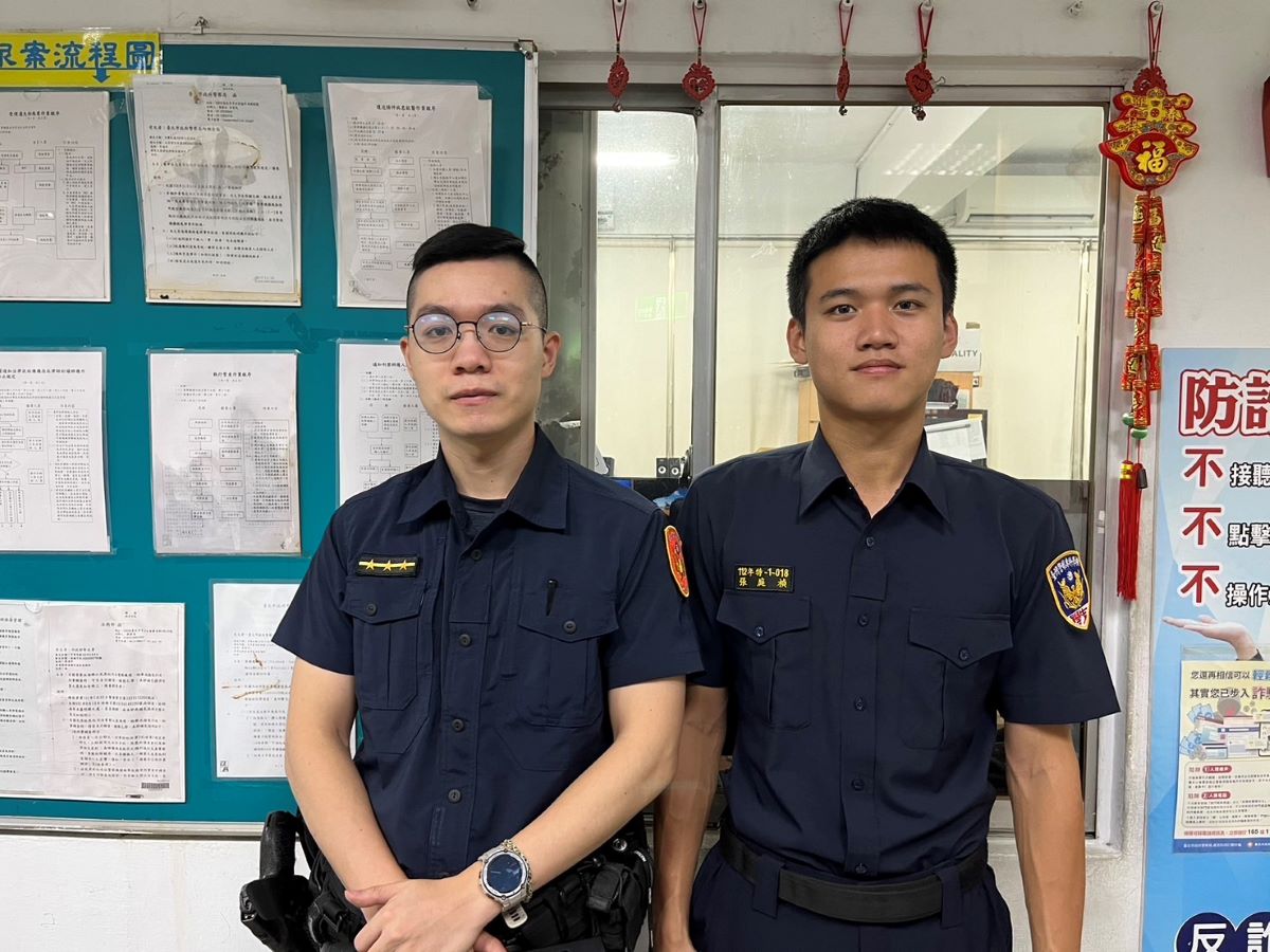 港墘派出所警員藍鈞柔(左)、實習生張庭禎(右)。(記者薛秀蓮翻攝)