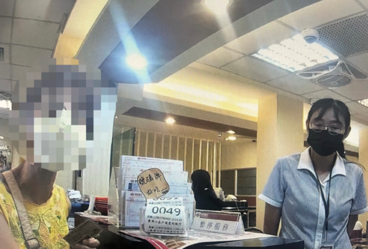 員警及行員向紀女解釋此為常見詐騙手法。(記者薛秀蓮翻攝)