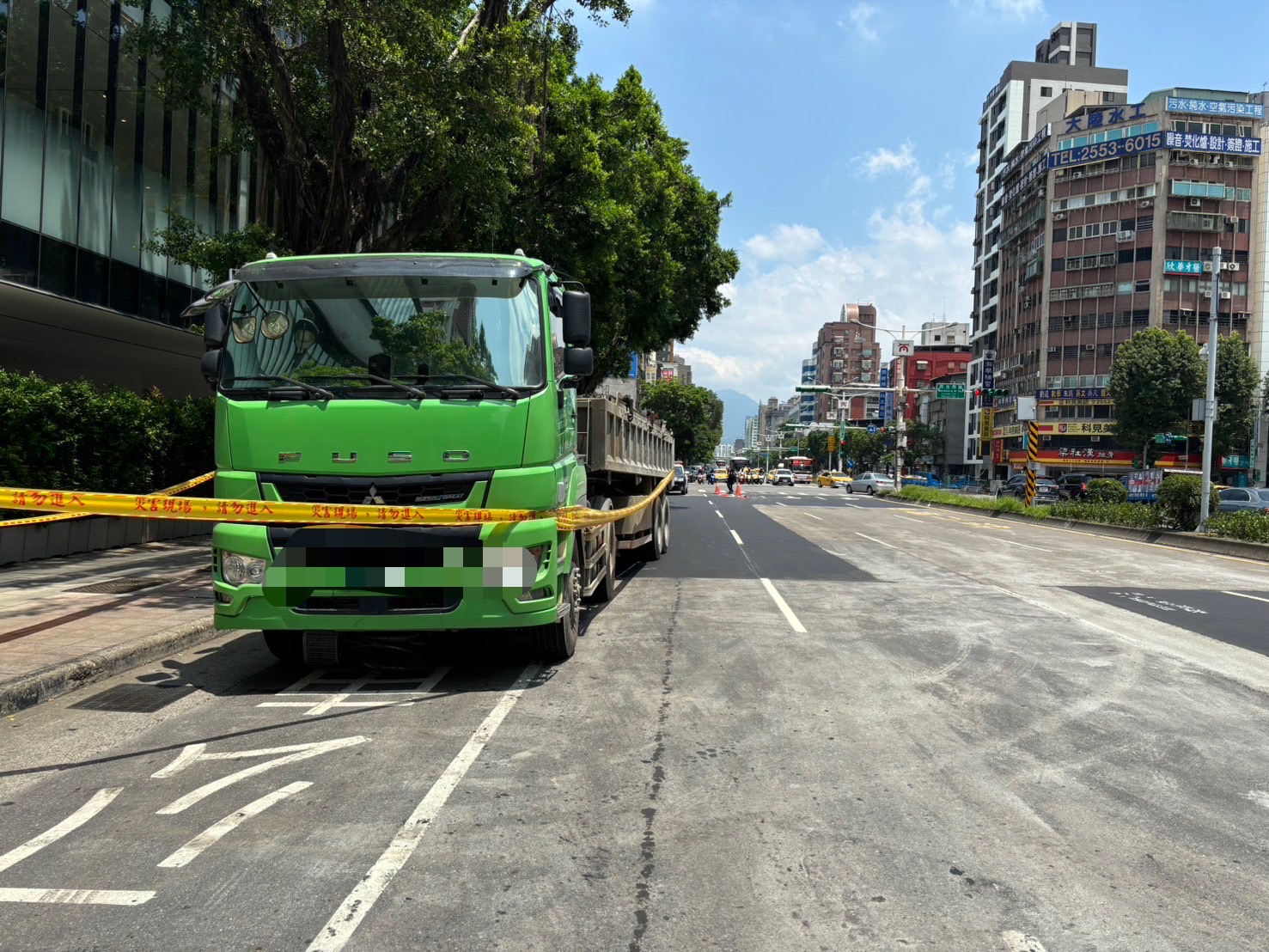 一輛營業曳引車由葉姓駕駛(62年次)駕駛,與同向行駛之自行車發生碰撞。自行車駕駛張姓女子(40年次)當場死亡。(記者 黃荷琇翻攝)