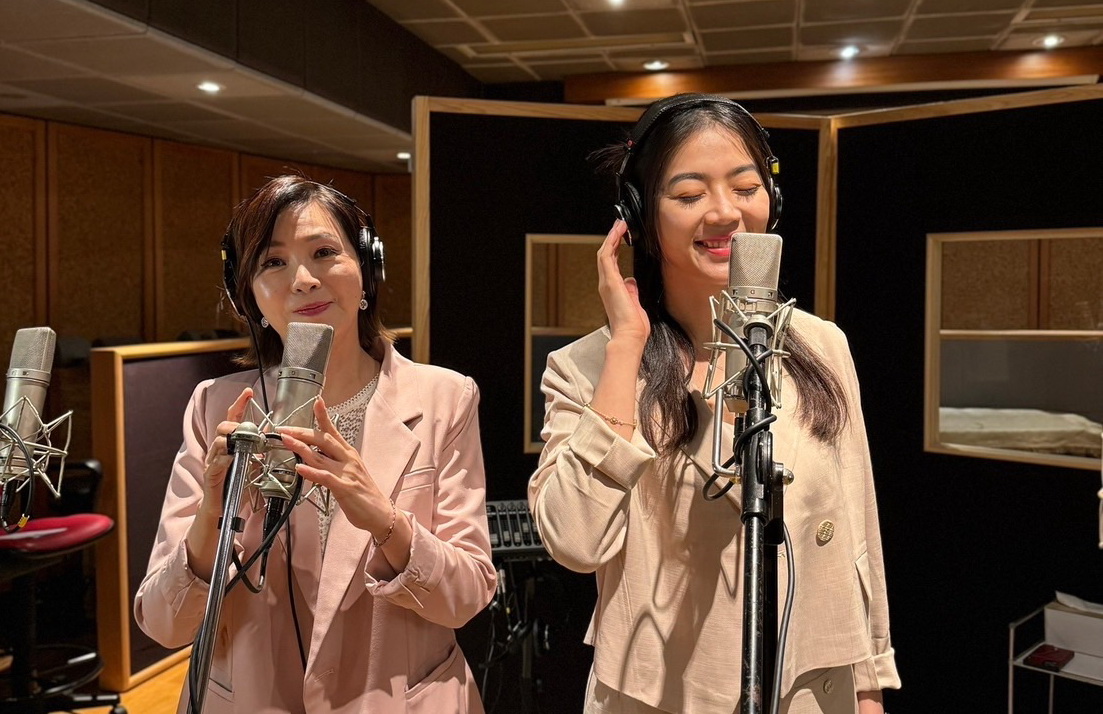 台語女主播劉方慈、林靖芬今天不播新聞,首進錄音室錄製佛曲。 (圖/王皖佳提供)