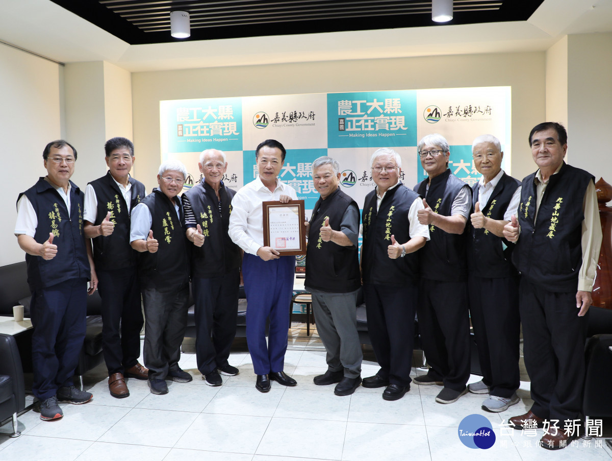 九華山地藏庵捐助100萬助經濟弱勢家庭渡過困境，6日舉行捐贈儀式並由縣長翁章梁代表受贈並致贈感謝狀／嘉義縣政府提供