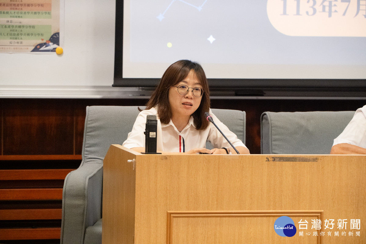 勞動部中分署副分署長傅晶如建議課程參酌產業需求出發。(圖/暨大提供)