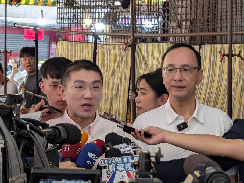 國民黨主席朱立倫(前右)3日上午前往基隆力挺謝國樑(前左)。中央社